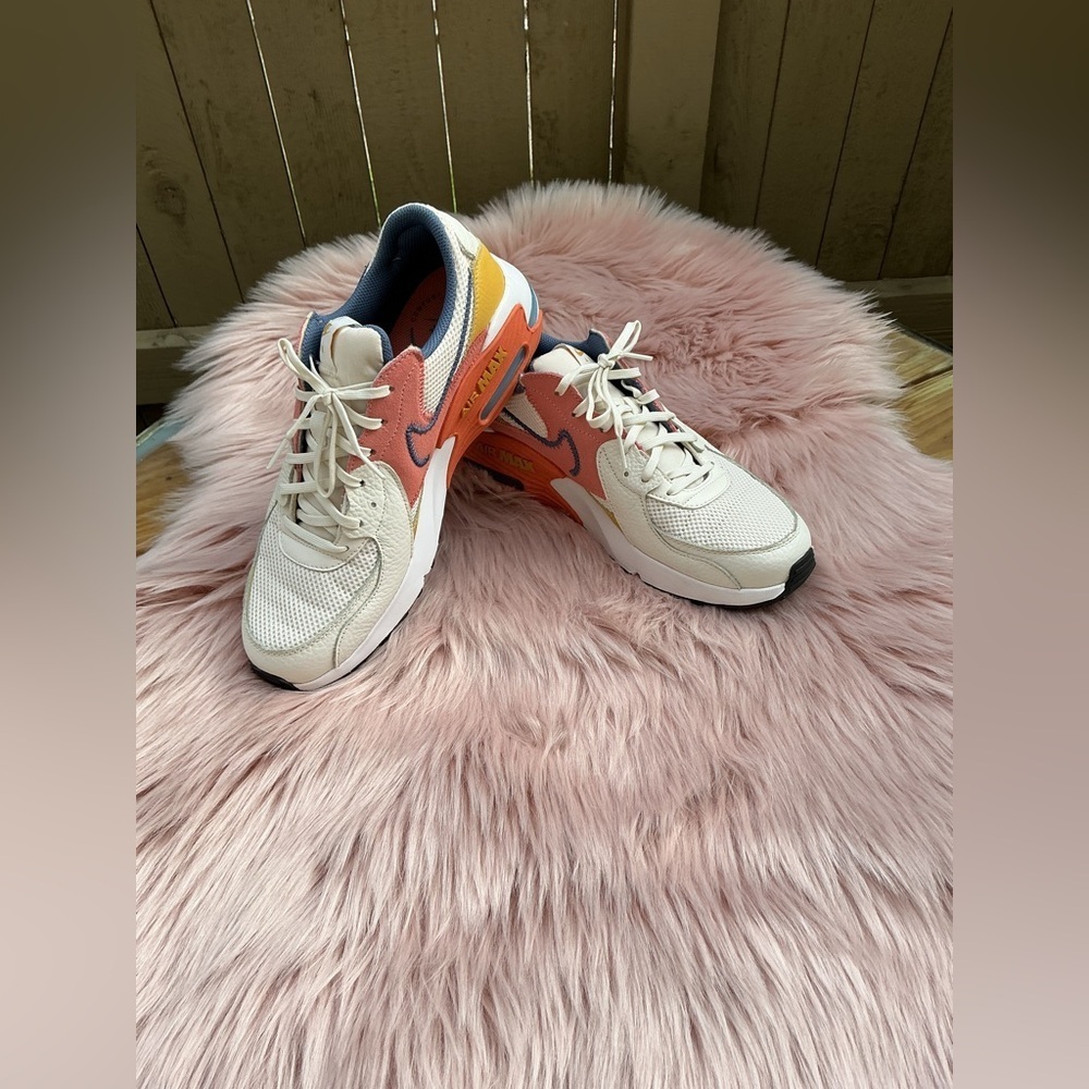 Nike White and Red Athletic Shoes with Air Max Design - Picture 5 of 10